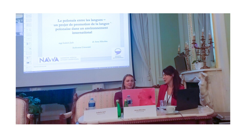 Anna Mikulska i Izabela Jach prezentują koncepcję projektu „Polski między językami”